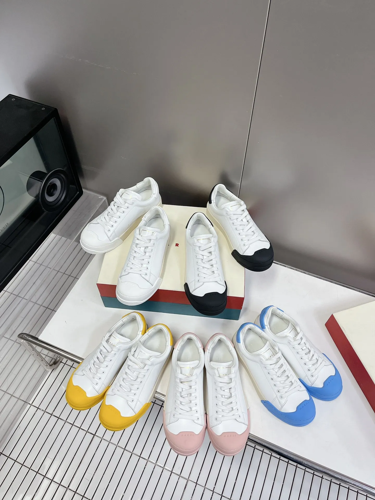 👟👟Ex-factory price 520👟👟 MARNI Mani DADA BUMPER series casual sports shoes shell toe biscuit shoes white shoes. The front and back of the shoes are equipped with rubber protective layers. On the one hand, it increases the wear resistance of the shoes. On the other hand, MARNI uses its good color combinations here. BUMPERs of different colors become the finishing touch of the white shoes, improving the fashion. The uppers are handmade from soft Italian calfskin, which has excellent breathability and elasticity. The special waffle sole (with a diamond pattern like a waffle) is more lightweight, non-slip and wear-resistant. Exquisite packaging at the delivery counter 🛍📦 ▪️Fabric: Original customized imported first-layer cowhide ▪️Inner lining: Original imported soft sheepskin ▪️Sole: Original molded TPU outsole ▪️Sole thickness: 3CM ▪️Size: 35-40